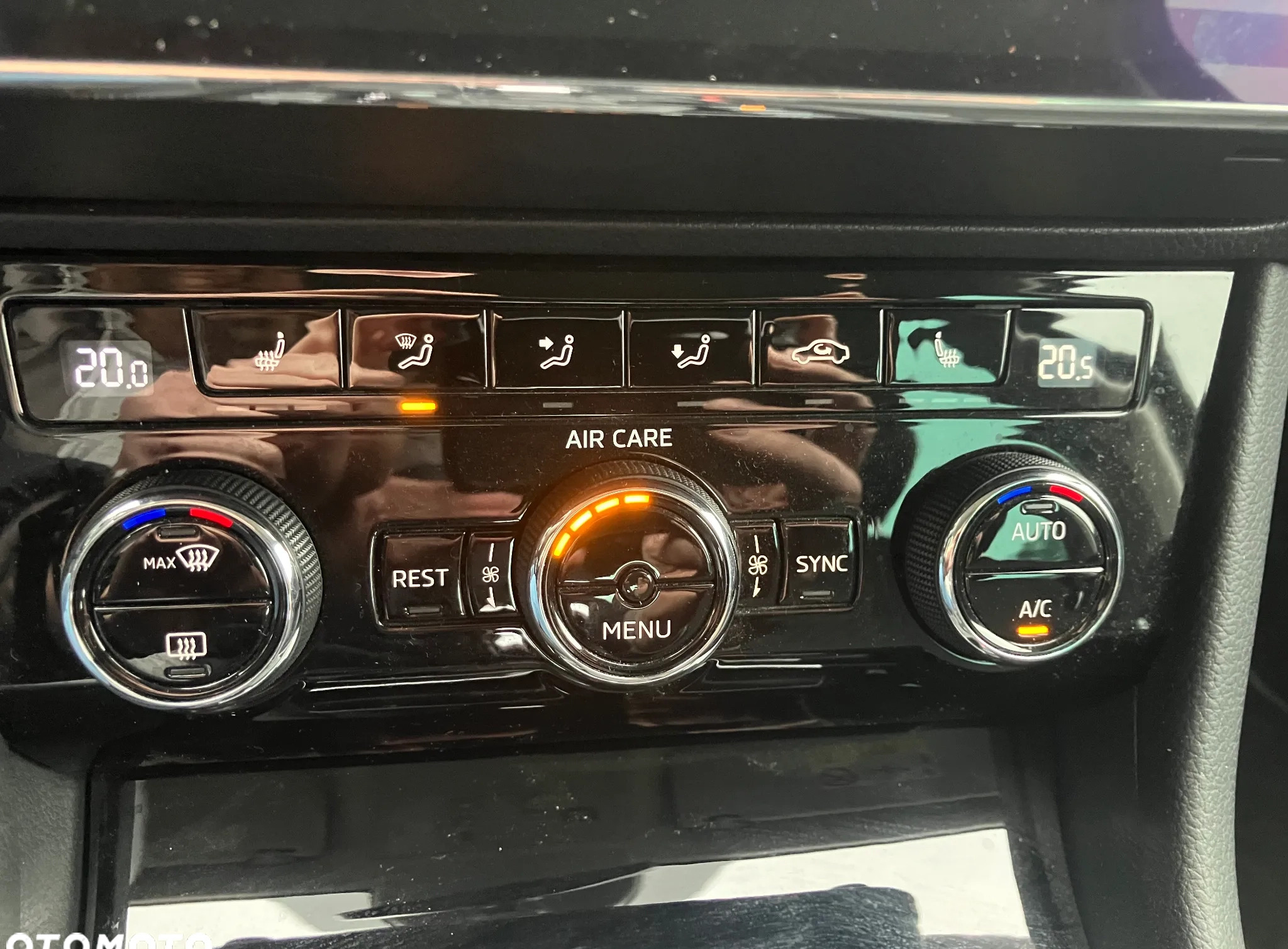 Skoda Superb cena 77800 przebieg: 189050, rok produkcji 2018 z Leszno małe 667